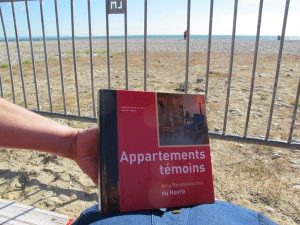 Lire à la plage au Havre