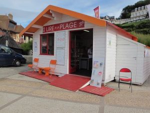 Lire à la plage à Etretat