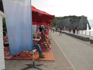 Lire à la plage à Etretat