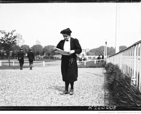 Jeune femme lisant le journal